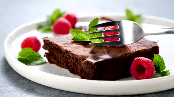 Шоколадний Торт Малиновим Десертом — стокове відео