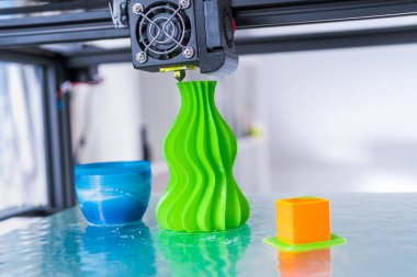 3d yazıcı işlemleri sırasında çalışan mekanizması. Modern 3d baskı..