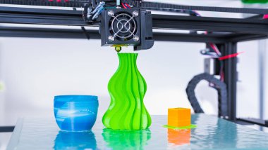 3d yazıcı işlemleri sırasında çalışan mekanizması. Modern 3d baskı..
