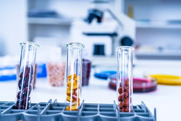 Yiyecek Tedarik Kimya Laboratuvarı. Laboratuvarda yiyecek, DNA modifiye edildi. Laboratuvarda genetik olarak değiştirilmiş gıdalar. — Stok fotoğraf