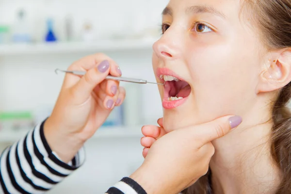 Close-up of little girl opening his mouth wide during treating... — Stock Photo, Image