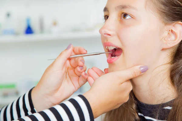 Närbild Liten Flicka Öppna Munnen Brett Behandling — Stockfoto