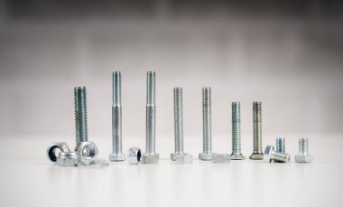 metal vida, cıvata ve somunlar beyaz arka plan üzerinde.