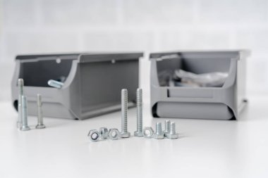 metal vida, cıvata ve somunlar beyaz arka plan üzerinde.