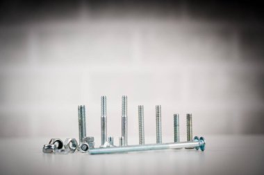 metal vida, cıvata ve somunlar beyaz arka plan üzerinde.