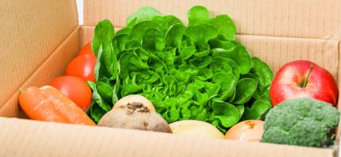 Taze meyve ve sebze. Sebze kutusu, dağıtım kutusu.