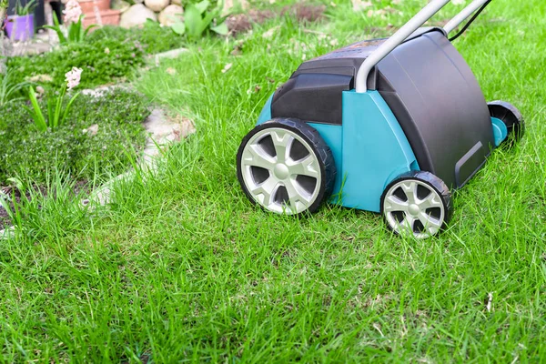 Verticuteermachine werk in de tuin. — Stockfoto