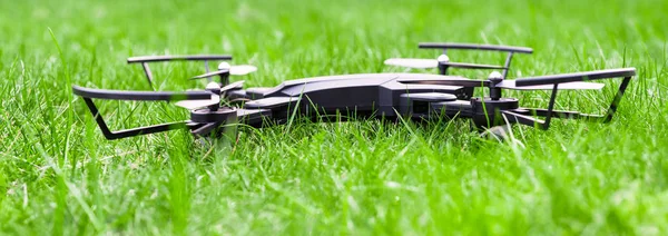 Foto de drone sobre grama verde — Fotografia de Stock