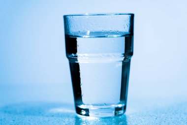 bir bardak su döktü