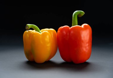 taze kırmızı ve sarı biber. siyah bir arka plan üzerinde.