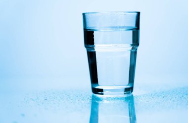 bir bardak su döktü