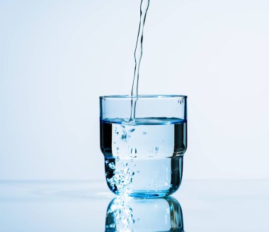 bir bardak su döktü