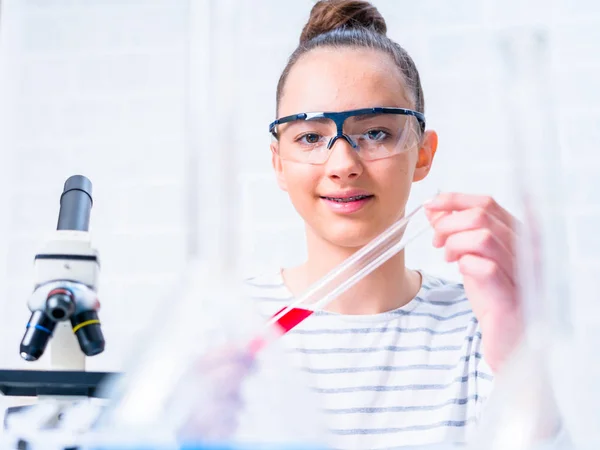 Tonårsstudent vårda experiment i kemi klass. — Stockfoto