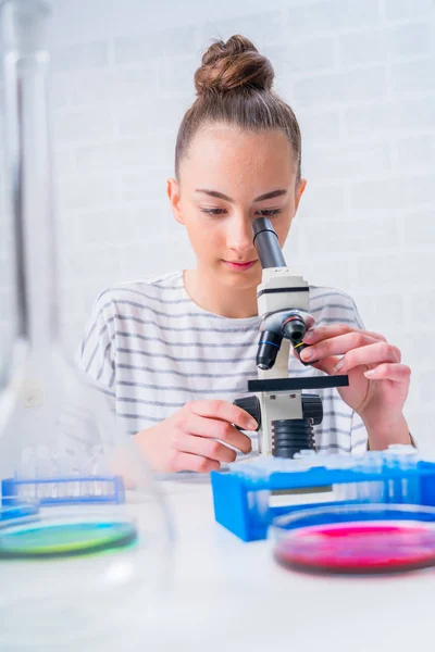 Tiener meisje student verzorgen experimenten in chemie klasse. — Stockfoto