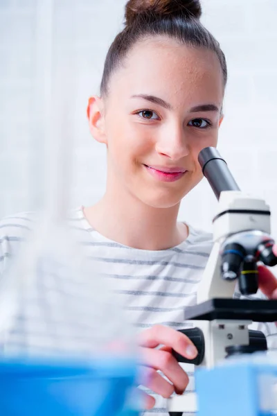 Adolescente chica estudiante cuidado fuera experimentos en química clase. —  Fotos de Stock