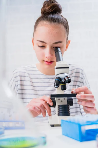 Teen flicka elev ta hand om experiment i kemi klass. hög — Stockfoto