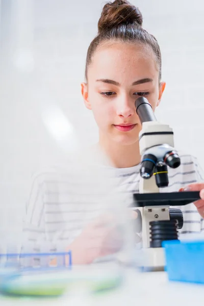 Adolescente estudiante cuidando experimentos en química class.high — Foto de Stock