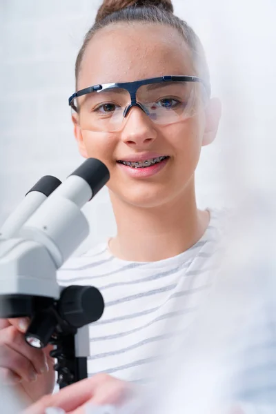Nastolatka dziewczyna student troszcząc się eksperymenty w chemii klasy. — Zdjęcie stockowe
