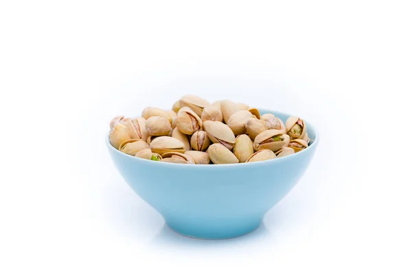 Pistachenoten in kommen. Geroosterde pistache zaden — Stockfoto