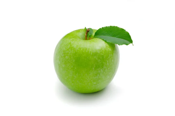 흰 배경에 나뭇잎을 얹은 녹색 사과를익 힙 니다 . — 스톡 사진
