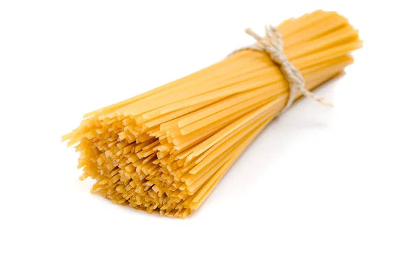Spaghete lungi galbene pe fundal alb. Fundal alimentar con — Fotografie, imagine de stoc