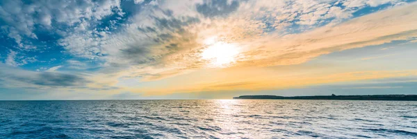 रंगीत ढग सह माल्टा.सागर सूर्यास्त पासून कॉमिनोचा पॅनोरॅमिक दृश्य — स्टॉक फोटो, इमेज