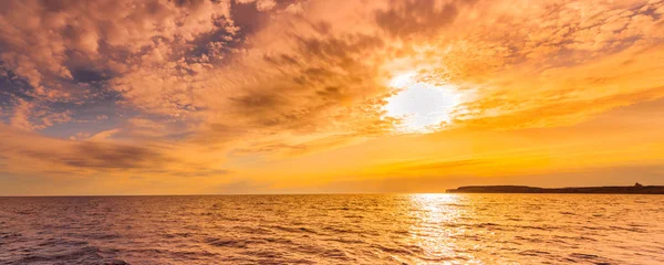 रंगीत सी सह माल्टा.सागर सूर्यास्त पासून कॉमिनोचा पॅनोरॅमिक दृश्य — स्टॉक फोटो, इमेज