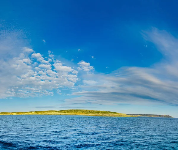 Vista panorámica de Comino desde Malta.Sea puesta de sol con nube de colores — Foto de Stock