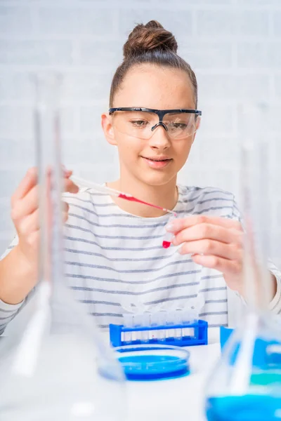 Adolescente chica estudiante cuidado fuera experimentos en química clase. —  Fotos de Stock