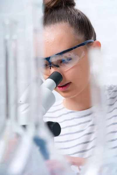 Adolescente estudiante cuidando experimentos en química class.high — Foto de Stock