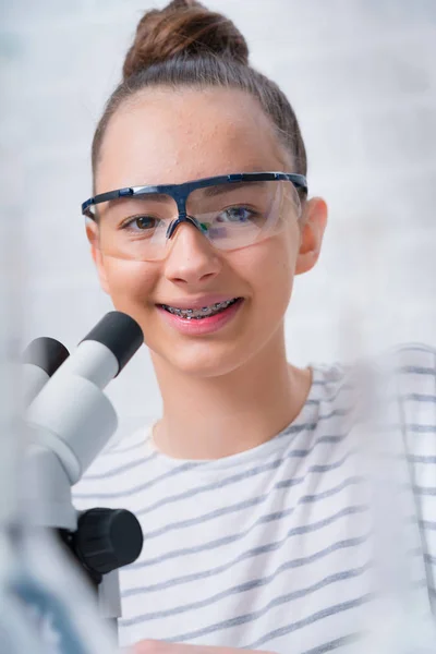 Adolescente estudiante cuidando experimentos en química class.high —  Fotos de Stock