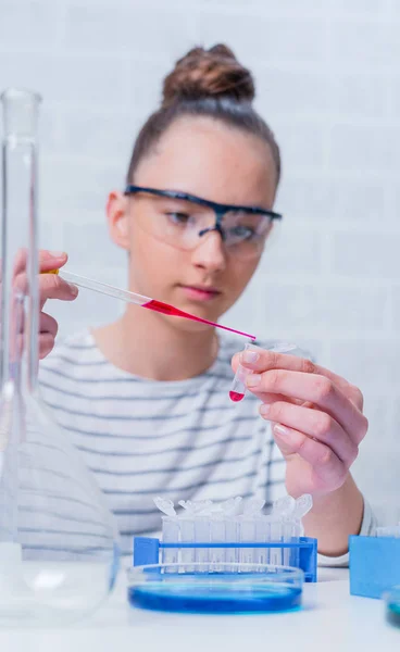 Adolescente chica estudiante cuidado fuera experimentos en química clase. —  Fotos de Stock