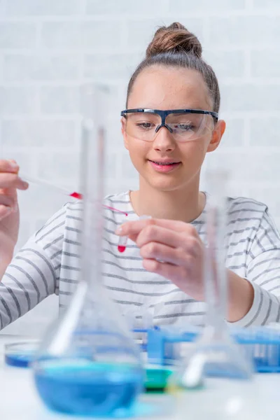 Adolescente chica estudiante cuidado fuera experimentos en química clase. —  Fotos de Stock