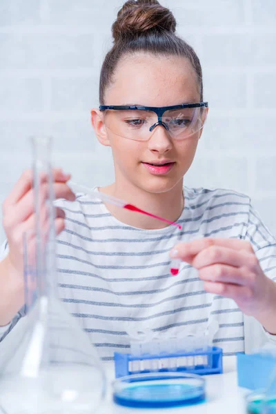 Adolescente chica estudiante cuidado fuera experimentos en química clase. —  Fotos de Stock