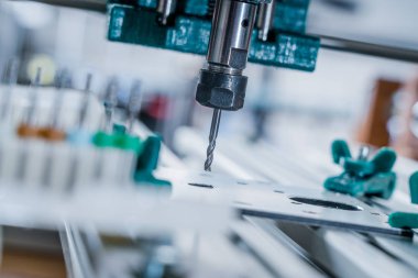 Cnc frezeleme makinesi kesme alüminyum parça.