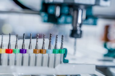 CNC Değirmen Makinesi alüminyum bölümü kesiyor. CNC Değirmen Makinesi detaylar üzerinde çalışıyor.