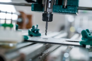 CNC Değirmen Makinesi alüminyum bölümü kesiyor. CNC Değirmen Makinesi detaylar üzerinde çalışıyor.