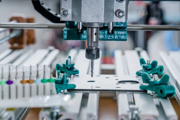 CNC Değirmen Makinesi alüminyum bölümü kesiyor. CNC Değirmen Makinesi detaylar üzerinde çalışıyor.