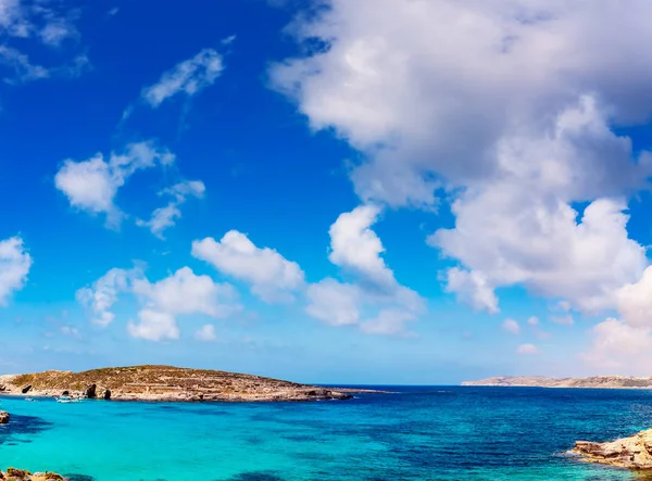 A kék lagúna Comino szigetén, Málta Gozo. — Stock Fotó