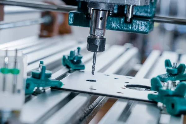 Cnc frezeleme makinesi kesme alüminyum parça.