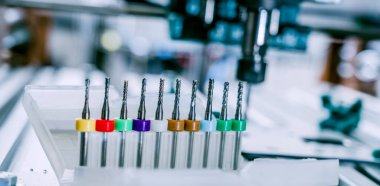 Cnc frezeleme makinesi kesme alüminyum parça.