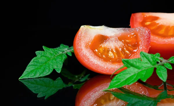 Färsk tomat på svart bakgrund — Stockfoto