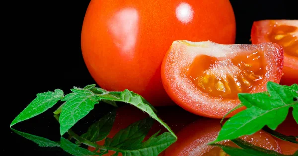 Tomate fraîche sur fond noir — Photo