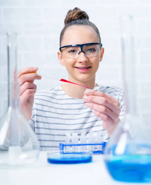 Adolescente chica estudiante cuidado fuera experimentos en química clase. —  Fotos de Stock