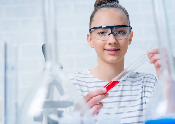 Adolescente chica estudiante cuidado fuera experimentos en química clase. —  Fotos de Stock