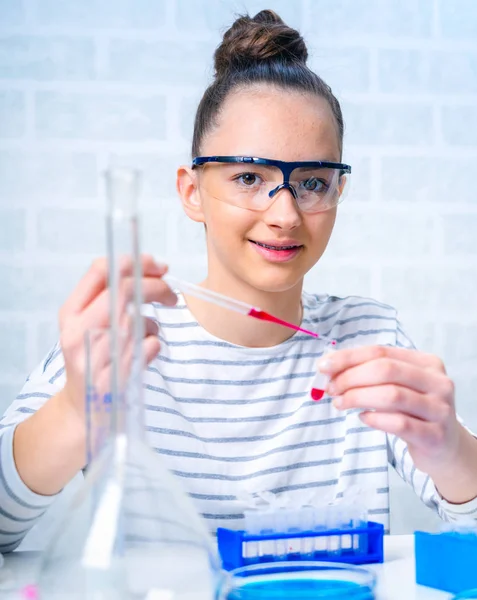 Adolescente chica estudiante cuidado fuera experimentos en química clase. —  Fotos de Stock