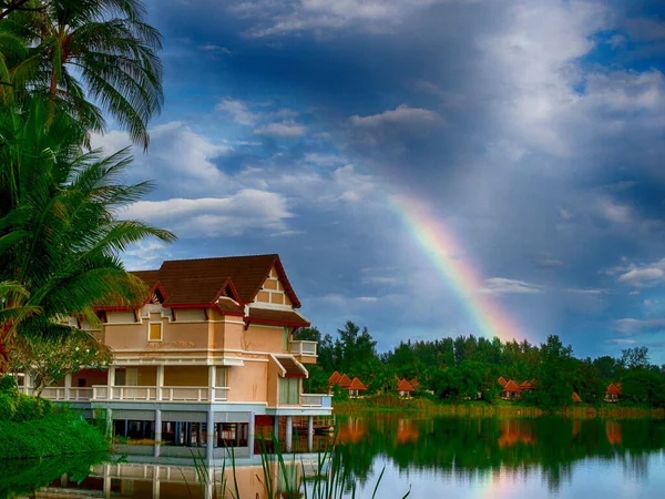 村庄和湖上的彩虹 — 图库照片