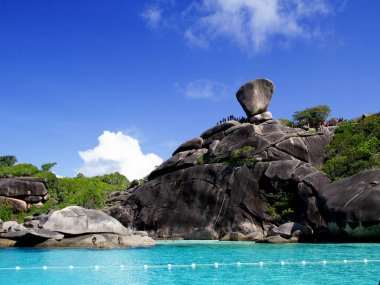 Similain Adası. Tropikal Asya 'da kayalık okyanus kıyıları