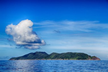 Similain Adası. Tropikal Asya 'da kayalık okyanus kıyıları