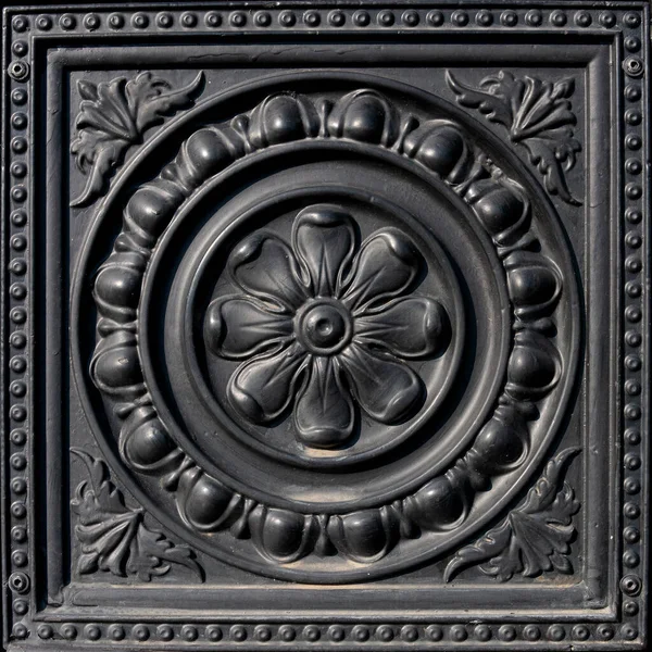 Çiçek şeklinde metalik bir süs. siyah arkaplan